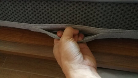 商品质量：很好，一软一硬，很合适，封边工整
配送服务：单有公司员工电话确认型号，以及告知物流配送时间，物流 送货上门，有提前预约
舒适程度：舒服
其他特色：包装很人性化，三层包装，外层耐磨蛇皮，四周厚纤维，四角独立泡沫，内塑料袋还有拉链方便拆卸和收纳（万一要搬迁什么的可以包一下）