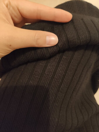 裙子收到了，黑色很显瘦，针织面料摸着很舒服，很喜欢