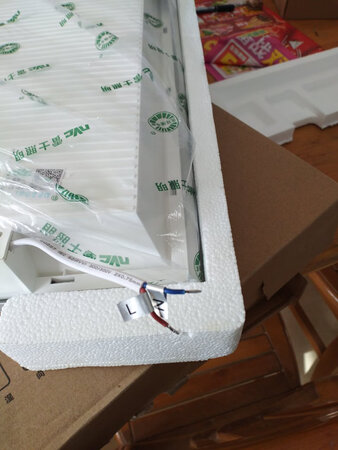 商品跟卖家描述的相符，查了二维码是真货无疑，在实体店咨询过，价钱比较后才在网上下单的，还没安装，看灯的做工细节还是很不错的，等其他货到了安装后再继续追评，物流超赞，因为家在新疆快递给个好评
