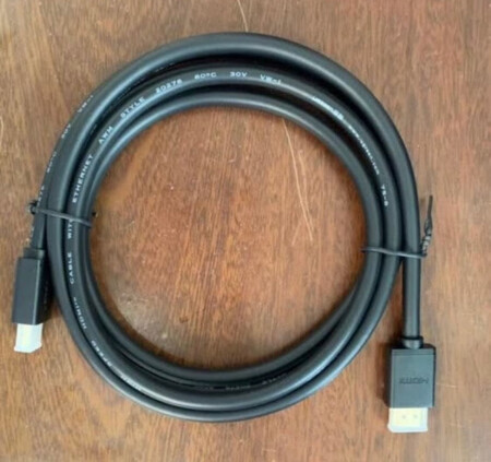 最近买了这个准备装修提前布线，一下买了2根，像绿联这种正规的hdmi线，线身会有清晰的英文认证标识。在使用效果上，绿联的线画面色彩会更饱和真实一些。hdmi的长度一直是传输质量的命门，一条1m长的标准线，即便是随机附送的大路货和顶级货在电视上也无法感知分辨。但是超过10m马上见分晓，高下立现，如果已经埋好线，那就无尽的悔恨，所欲一定要大牌子可靠的线。