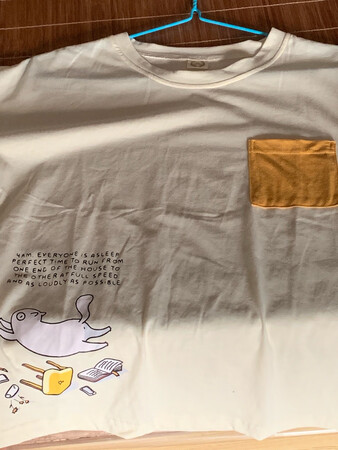 睡衣很好看，但是买了三套，是从分成两个包裹寄的，而且布料上有差别。另外，衣服的质量会比裤子的好～