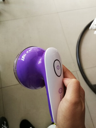 买了好几个去球器，放了一年，都没什么劲，还没用就被线头卡主了，换了刀头也不行在姐姐家用了这个，2017年买的，放了两面，依然很有劲，有个毛衣球球很多也不会卡，去的很干净，也不伤衣物，飞科果然老牌子，靠谱。