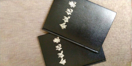广博笔记本收到了，笔记本质量还不错，看起来很大方，纸张质量很好，应该是正品，书写比较流畅，这款的价格并不贵，经济实惠，物有所值，性价比特别高，客服服务专业态度不错，值得拥有，快递也很给力，好评！以后有需要，还会来这个店买，好评！！！