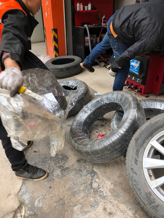 价格太美丽。19年34周的新胎。和原装胎一模一样，安装点的师傅也非常专业，打了动平衡。非常满意。