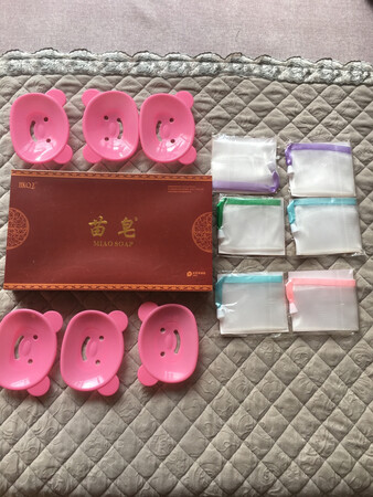 苗皂收到 双十一剁手 比平时省了三十多块钱 已经用了三四年了 苗皂洗脸洗澡都可以用 去污效果好 而且不沙眼睛洗完不紧绷 控油祛痘美白补水淡斑 一块大概早晚能用半个月左右 一盒12块差不多用半年 感谢卖家送的皂盒皂套 支持京东购买省钱优惠放心保真 快递小哥认真负责 五星好评