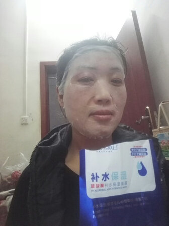 产品质感：立肤白补水面膜包装好，香味清淡，面膜大小合适，上面非常服帖，吸收好。敷上感觉轻薄舒适滋润，亲肤性很强，非常适合皮肤缺水，皮肤粗糙，肤色暗，细纹多的人，立肤白补水功能强大，吸收非常好，适合连续使用。