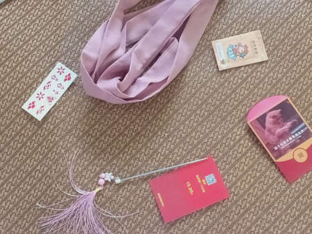 物美价廉，材质也很好，还送小赠品，刺绣也很美，衣袖，前胸都有刺绣裙子就比较单调但是整体特别美，不用模特也能穿出仙仙的感觉