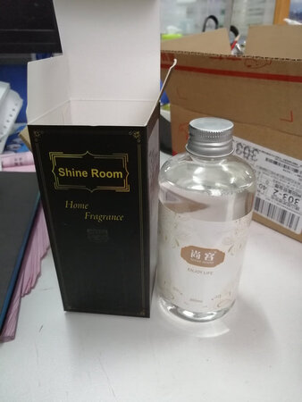 收到货了，之前买的清新精油，用完了，这次买补充装的，量多比之前的便宜多了，原本想买回原来的味道，可是找不到，最后选了薰衣草的味道，收到货时，闻了一下，觉得不太好闻，但是放一边让它自己挥发后，闻起来还是满好闻的，还有驱蚊子的作用。哈哈哈