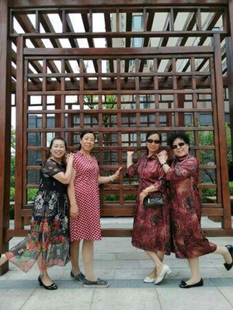 给妈妈买的，穿起来美得不要不要的。很精致、很有气质的一款连衣裙，上身效果超赞，穿着舒适，面料很好，花色也不浮夸很端庄。传出去拍照很漂亮。