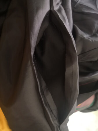 袖口破了一个大洞