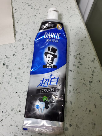 黑人牙膏是属于性价比很高的那种，竹炭的超白味道清新，很不错。