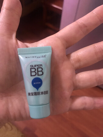 我是油性皮肤，肤色发红，抹上挺好的，容易推匀，准备入手正品装了。