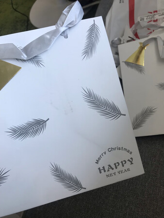 都脏了 虽说不影响使用 但作为送人的礼品袋来说 已经影响非常美观度了