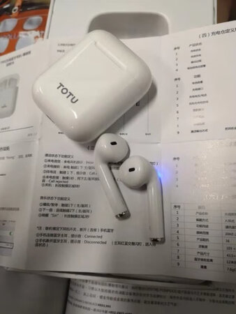 耳机大小刚好合适   而且方便携带   音质上听音乐很立体    特别清晰    而且接打电话什么的真的非常方便