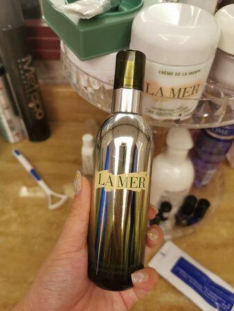 适合肤质：敏感肌和其他所有肌肤
使用感受：使用后吸收很好，化妆很服帖，配合面霜用后可以修复过敏
吸收效果：很好
保湿效果：很好
其他特色：很经用，我之前买的75毫升每天一次用了大半年还没用完。我皮肤比较容易过敏，很多品牌护肤品用不了，听说海蓝之谜是抗过敏的，所以买了试一试，用了果然没有过敏而且皮肤真的比以前好太多，我是30岁的人了，出去别人都以为我才20出头，所以很喜欢，还会继续购的