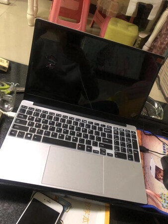 电脑拿到手真的很惊喜，很漂亮，颜值高，是我想要的那一款。真没想到这个价格买到的这么好，日常办公用用完全ok，性价比很高。在表扬一下客服，回复快，服务态度也好，以后再买还会来这家店。