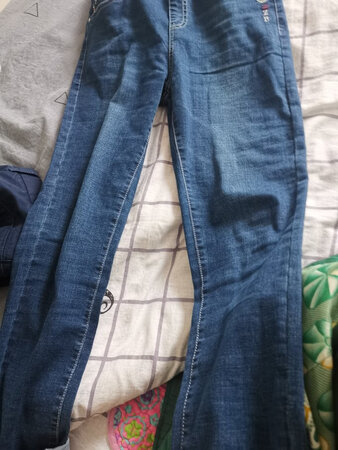 颜色非常好，非常喜欢，尤其腰是松紧的，舒服，有弹力，邮寄速度很快，快递小哥给力