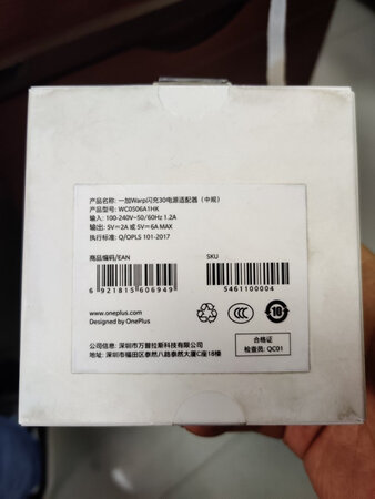 做工质感：跟原装的看起来差不多，就是包装很旧，感觉是库存很旧的
充电速度：充电速度很快