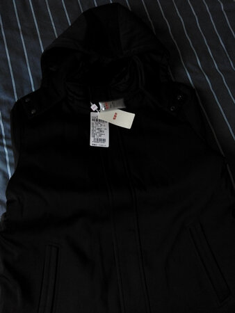 羽绒服收到，质量很好，做工很好，相信大品牌，值得信赖，大小合体，商家发货很快。快递服务好，送货快，点赞。
