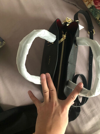 前几天是老妈生日，一直说给她买个包也没买。看了好多家店，看中了这款，正好赶上优惠。趁着有优惠就下单了。包包质量很好，老妈爱不释手。摸起来质感也很好。不大不小，适合各种年龄段的人背。容积也很大，放钱包放手机不在话下！主要是喜欢，看哪都喜欢！物流也很快，包装完美，没有破损。最后，祝店家生意兴隆！