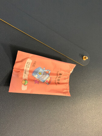 质感非常好，皮质顺滑，精致，带压印文字。色彩的话深蓝色和土黄色，不是特别亮色那种，色调偏稳重。包装箱里送了一个小香包，估计是店家为了让买家开箱时闻到的是香味而不是新皮革的味道吧，还有包装纸都是带商标的，一看就是做品牌的，小细节很用心。扎带做工很好，五金件闪闪发亮。家里用的4500K色温灯源，那张卷起来只有蓝色带压纹商标的图片是最接近实际色彩的。