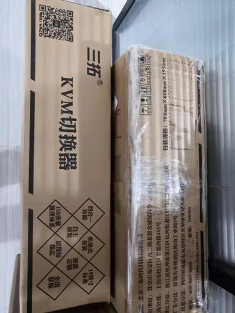 切换器产品外观很漂亮，感觉工业设计很强，金属材质，发票也收到。 管理服务器很方便，机架式安装很简单，价钱很实惠。