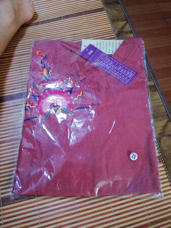 我卖衣服颜色跟图片不一样，联系老板他的调子好高的，再次联系不回话了，退不动了，希望看到这个评价的人不受骗，因为这是真的。