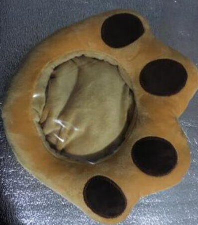 又软又暖和，而且还赠了一个暖水袋可以放在爪子后面，最重要的是冬天玩手机手再也不怕冷了
