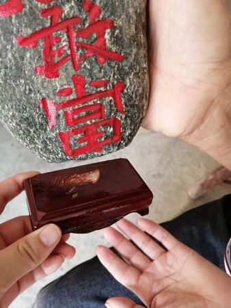 服务态度挺好的。东西寄过来时间太久了，不粘了，店家说买胶水就好，补了胶水钱。