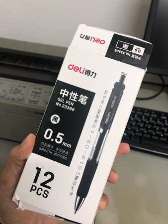 做工质感：高级的感觉
顺滑程度：超级顺滑，书写起来很舒服
字迹粗细：适中
其他特色：办公用品必备单品之一，试了很多款的办公用笔，这款全票通过，公认的好用，又实惠，这款最好就是不怕笔盖不见了，好收纳，会继续回购，继续支持