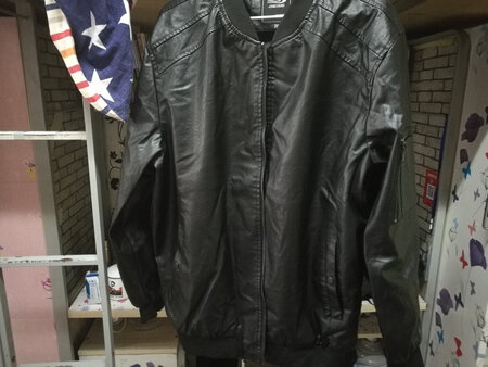 衣服刚到，这个皮衣看着还可以，现在穿不行了，脖子领口处有点束缚看着有点奇怪，穿之后再追评吧