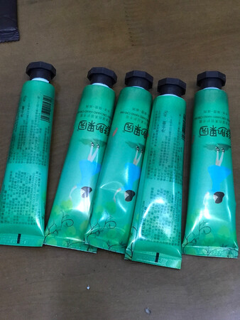 太好用了，一点都不油腻，家里，包里，办公室里，都放一支，随时可以用，这个冬天护手必备，
