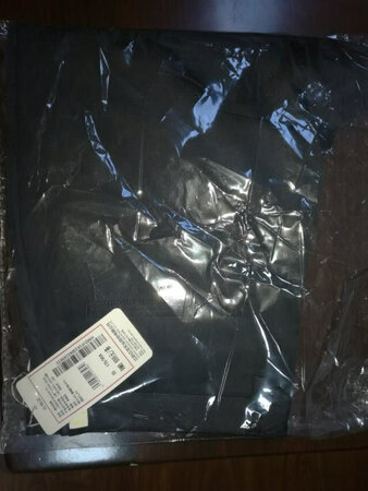 裤子质量很好，衣服很薄，是薄款。垂顺感很棒，裤型很不错。身高170，体重75，尺码没听客服建议的34，已经选了32码，正好合身！面料也不错，穿上很舒服，摸着也很舒服适合春夏，但个人感觉不是很防皱。局部细节处理的不是很好，有点线头。拉链好拉而且结实，总体来说，非常棒的一条裤子。裤子质量很好，面料手感好，很垂，显瘦，上身作用好。很满意，超级喜欢的裤子，做工精致上身舒服还显瘦，同事们都说我买的很超值，这个价格还要什么自行车？