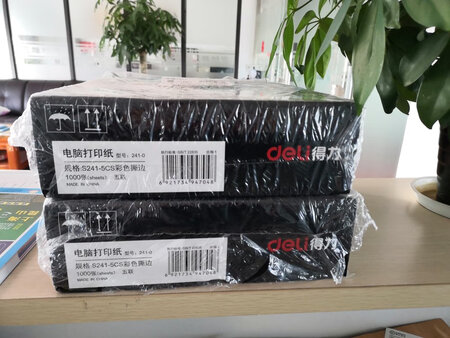 打印纸收到了，非常满意，纸张很厚实比其它品牌的好很多，打印顺畅无卡纸现象，五联单便于多方留存，打印出来没联都很清晰，再我的强烈建议下，这次打印纸换成了得力品牌的，通过京东自营商城购买，果然没有让我失望，领导很满意，还能开增票，物流配送也是高效率，给商品和京东都赞哦。