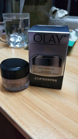 第1次买这一款涂在手上试一下，感觉很好不油腻。
