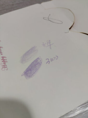 包装严实无破损，京东快递服务周到，铅笔易上色。美中不足就是刚打开的时候有很大一股味道，不知道是不是木头的味道还是盒子里面塑料的味道。