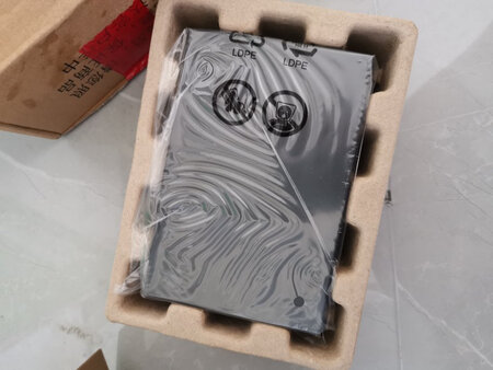对比了HUAWEI，H3C的千兆交换机，经过性能参数最后买了H3C的交换机，同等参数下性价比更好些，8口也很适合家用，且自散热不用考虑散热问题，周末收到设备，刚刚好可以放到弱电箱内，一次点亮，测试了速度很稳定，一次比较好的购物体验！