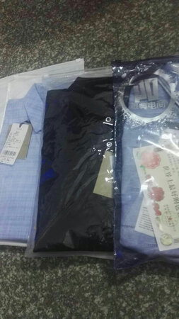 码数偏小，以后不会买这个牌子的衣服，布料手感一般，容易起球，不建议购买。