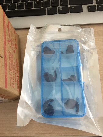 原装耳机的耳塞挤地铁时丢了一只，心痛不已，在网上搜到这个就下单了，几乎和原装耳塞一模一样，柔软舒适，还送个小盒子方便储存，这回不怕丢了哈～