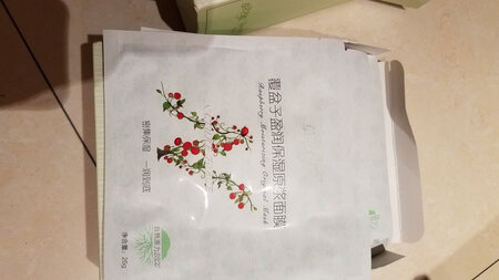 几年前在实体店买过草舍名院的面膜，使用后感觉还不错，这次在京东发现了，正好赶上有活动，就一下凑了七八盒，本想着一年半载不用买了，囤起来慢慢用，谁知道收到货一看，一盒21片的覆盆子配方，一盒30片的蜗牛配方，都是到2019年12月到期，那几盒到2020年也就过期了，心里这个窝火呀，一天一片我还得要几个月才能用完呀。