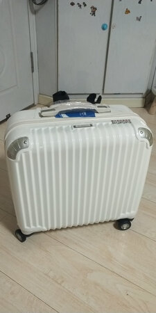 上午付的钱，下午就到了，物流太给力了，箱子特别好用，轻便，小巧，喜欢