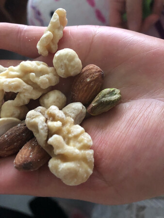 第一次在网上买到这么差的东西，干果都生霉了，吃起来一股怪味，难怪这么便宜是残次品，以后再也不买百草味的零食了，生气！