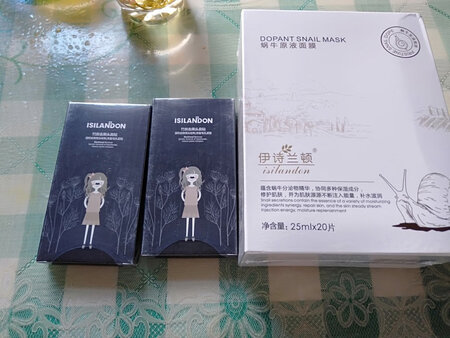 买的鼻贴和面膜，试了一下，都还不错