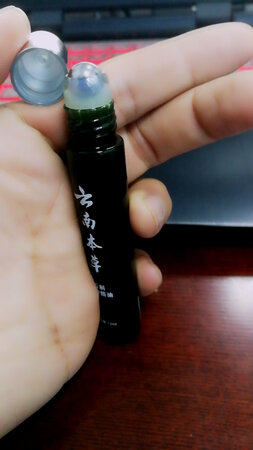 因为平时学习比较容易犯困，学习的时候学着学着两个眼睛就要闭上了，后来听朋友推荐说云南本草，对提神帮助特别大，于是我就上网搜了搜，也搜了搜别的品牌，总得来说还是，云南本草，其他的品牌贵，而且也没用过，不知道效果怎么样，还是相信同学推荐的，云南本草。
