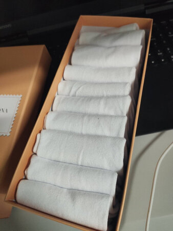 之前都是从~上买的便宜袜子，基本上一两天一双穿完就扔的那种，这次正好看到有券，就屯了一份质量好的袜子，收到后第一眼就给了我不一样的感受。从盒子包装到面料触感，毫不夸张的说与五六块一双的比起来完全不一样。穿了十几天才来评价，质量特别好，基本不起毛，穿一两天后洗完和新的没区别，唯一的缺点就是小贵哈哈哈。哦对，这袜子有一点小厚，适合秋冬穿。