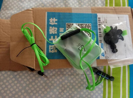 先说音质，刚开始用还没有煲机，音质感受就很好了，三频很均衡，拿来听歌打游戏都很流畅，听歌音质入耳也是舒服自然，来点有节奏的电音能感受到明显的立体环绕感，耳机的效果音质方面都很ok，客服咨询服务回复的很快，物美价廉～