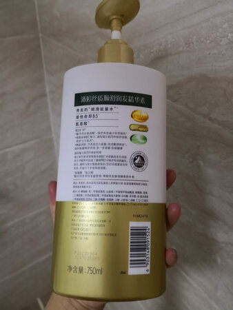 产品包装：完好！
适合发质：都适合
柔顺程度：很好
保湿效果：感觉不错
   洗完不会打结了，用了某花的，头发干了还打结，痛苦啊，用了这个不会哦！而且香味也蛮好闻的！价格也实在！