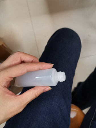 其中一个软管瓶子设计非常差劲?
这么窄的口子，其他东西怎么装进去？？？
这个设计太反人类了，第一次给差评，因为产品设计不合理，希望得到改进！！