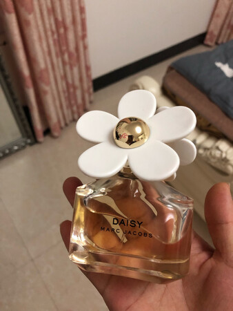 这款香水一直是我喜欢的，味道淡淡的清香，不浓，不喜欢喷香水的友友们可以选择这款莫杰小雏菊香水，快递送货很快，服务态度很好，辛苦了快递小哥哥
