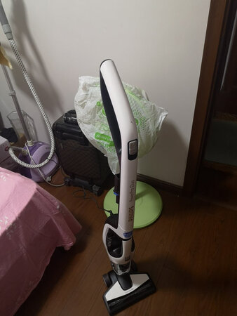便捷程度：比较方便，床底、桌子底下都可以轻松清洁；
噪音大小：噪音不大，可以接受